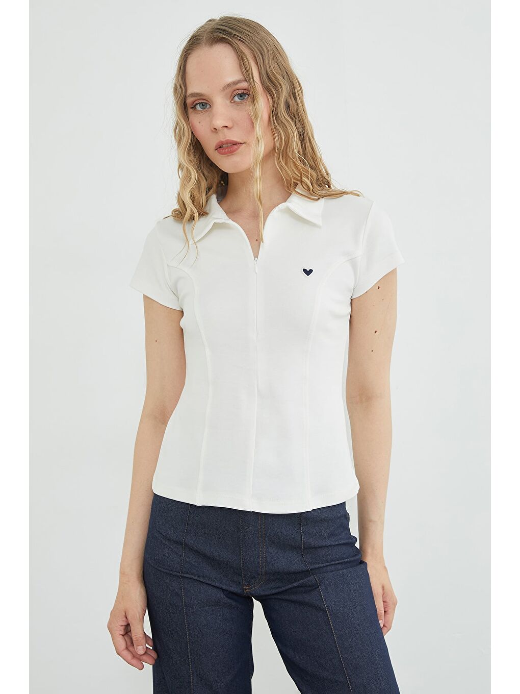 Ekru Kalp Nakışlı Yarım Fermuarlı Polo Yaka Slim Fit Tişört-1