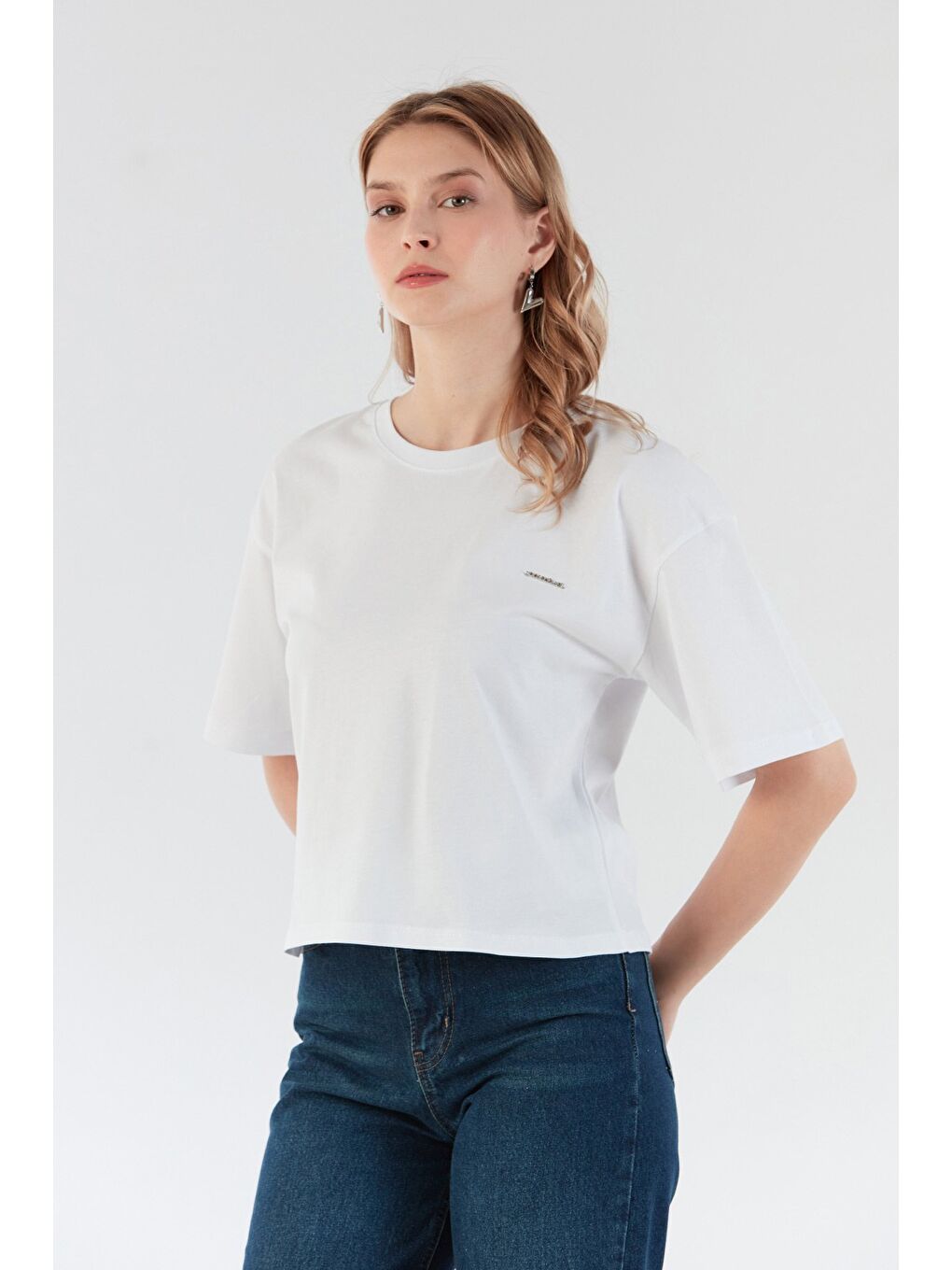 Beyaz Peacebud Aksesuar Detaylı Oversize Crop Tişört