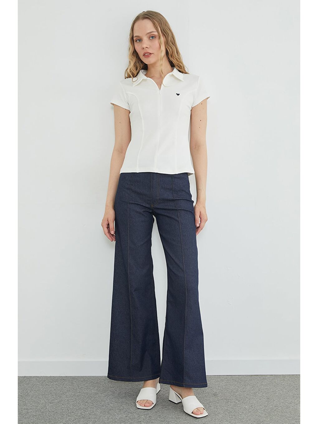 Ekru Kalp Nakışlı Yarım Fermuarlı Polo Yaka Slim Fit Tişört-2