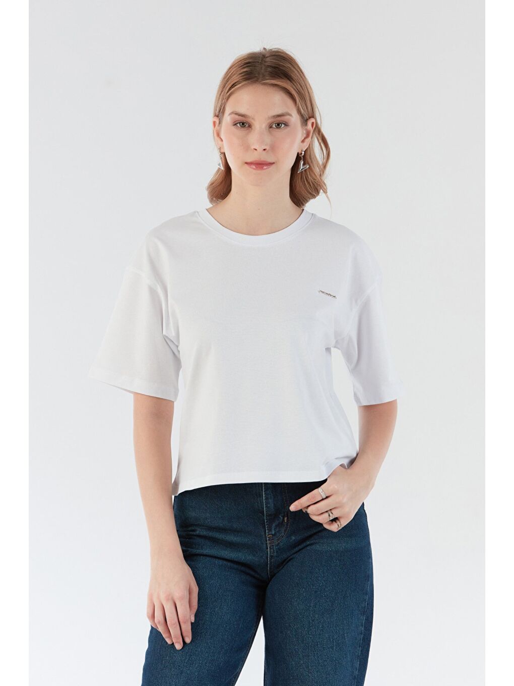 Beyaz Peacebud Aksesuar Detaylı Oversize Crop Tişört-1