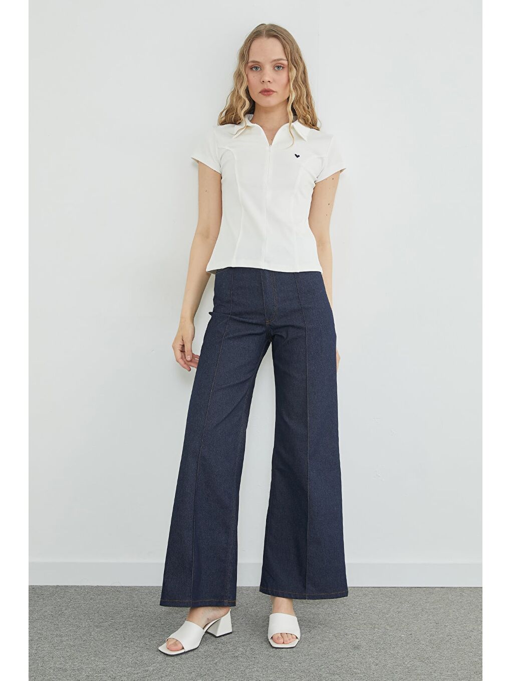 Ekru Kalp Nakışlı Yarım Fermuarlı Polo Yaka Slim Fit Tişört-3