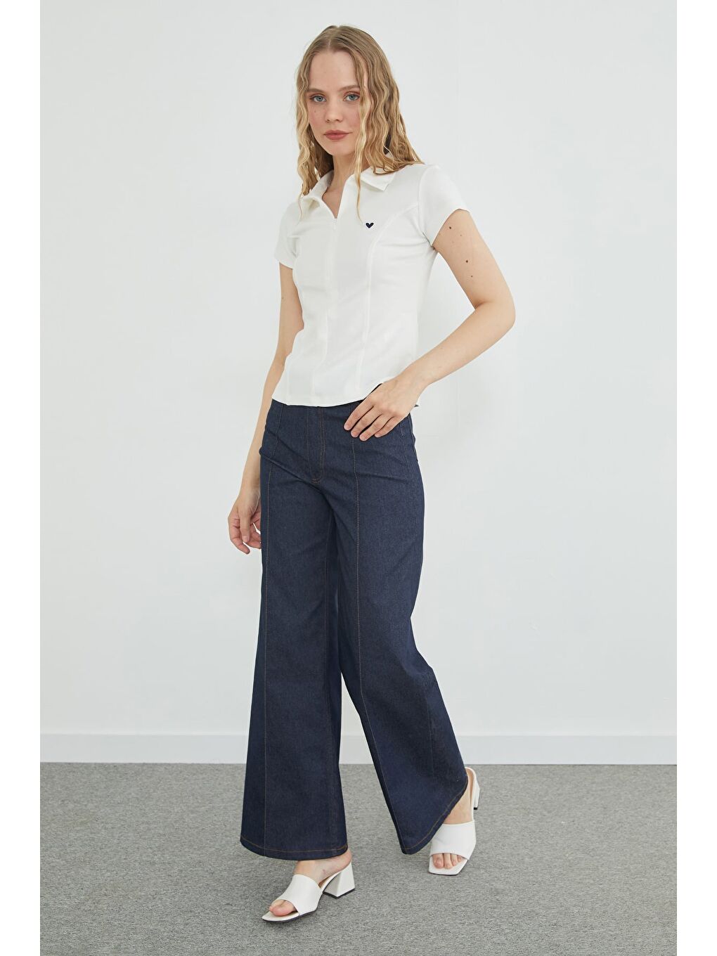 Ekru Kalp Nakışlı Yarım Fermuarlı Polo Yaka Slim Fit Tişört-4