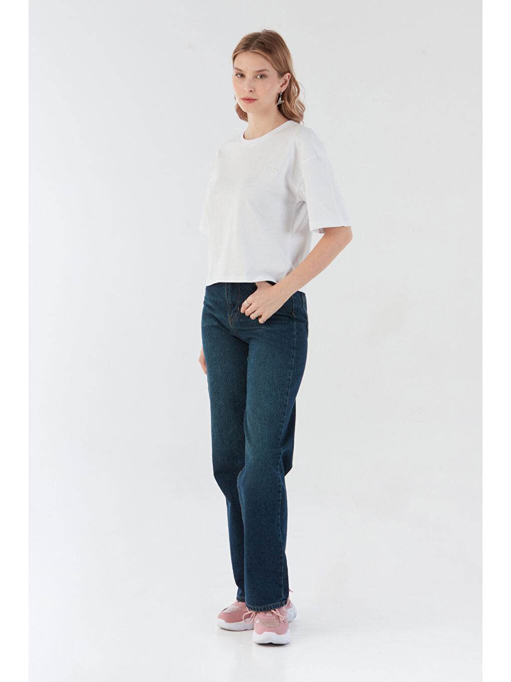 Beyaz Peacebud Aksesuar Detaylı Oversize Crop Tişört-2