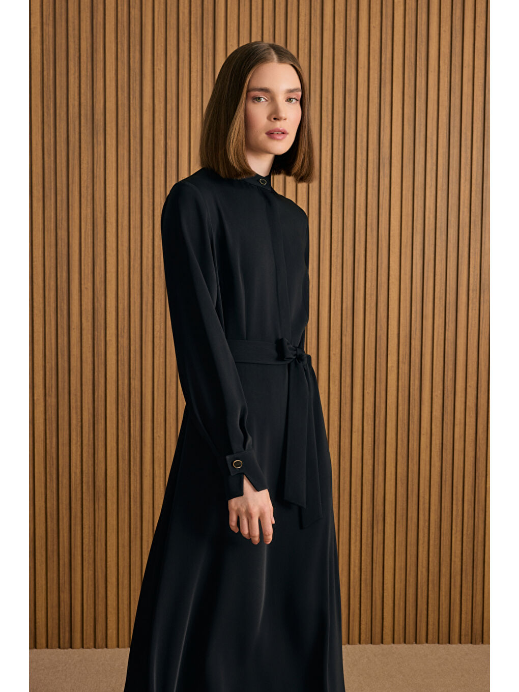 Siyah Hakim Yaka Dökümlü Elbise-3