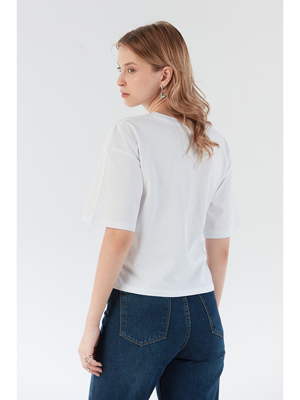 Beyaz Peacebud Aksesuar Detaylı Oversize Crop Tişört-3