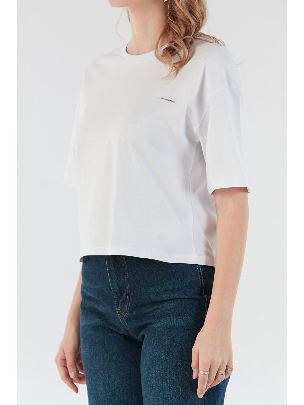 Beyaz Peacebud Aksesuar Detaylı Oversize Crop Tişört-4