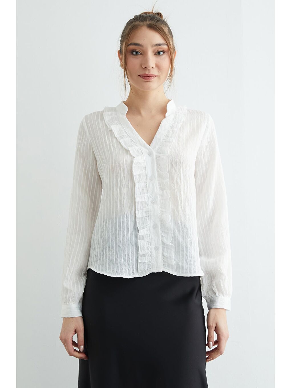 Beyaz Önü Fırfırlı Çizgili Jakarlı Gömlek-2