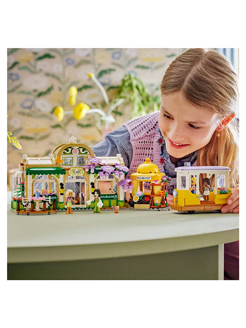 Friends Bitki Kafe ve Çiçekçi Dükkanı 42671-5