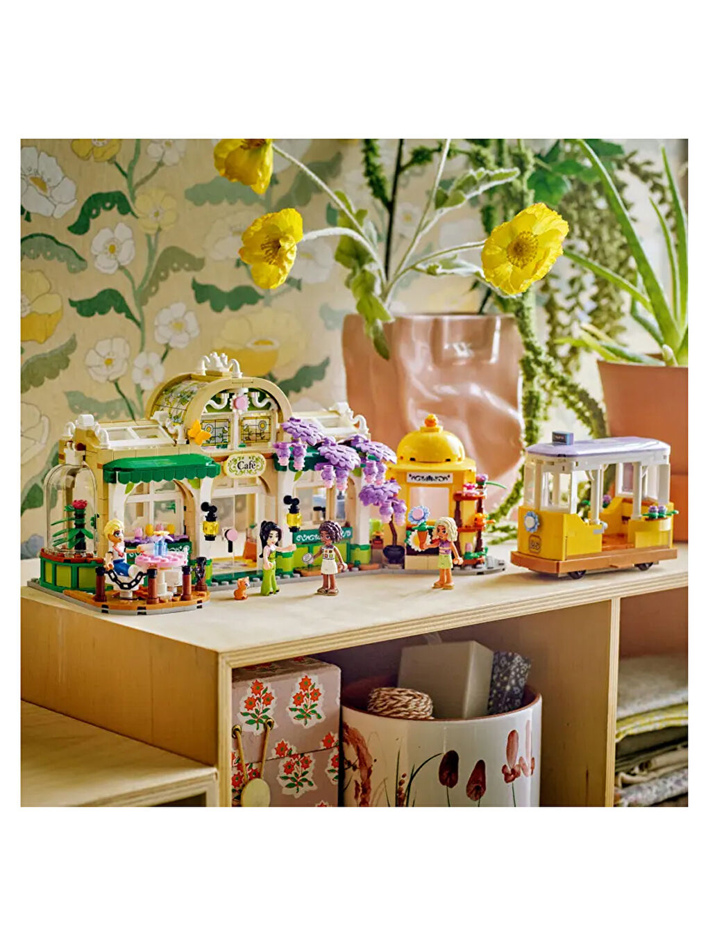 Friends Bitki Kafe ve Çiçekçi Dükkanı 42671-7