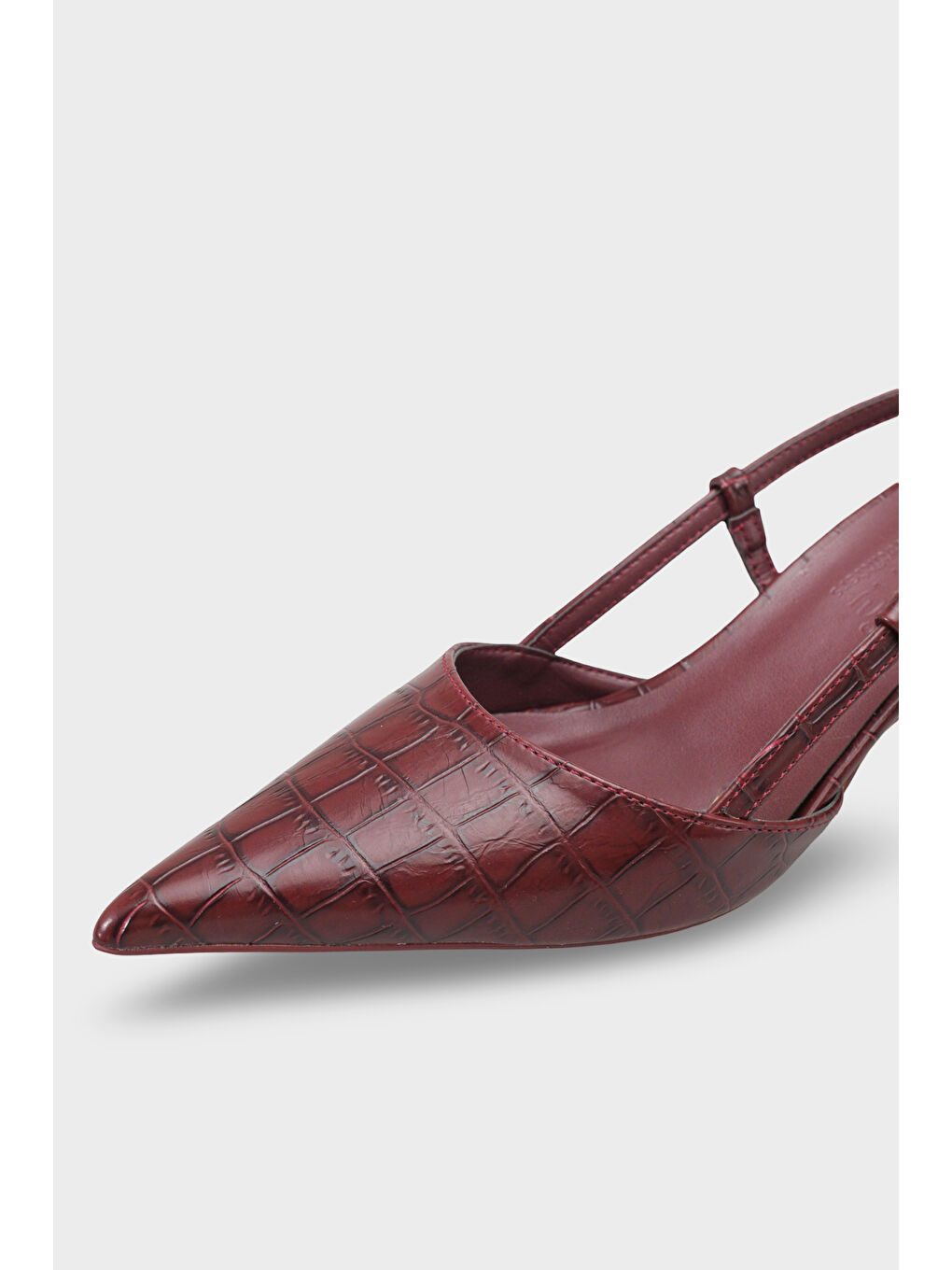 Bordo Vitoria Sivri Burunlu Orta Topuklu Arkası Kare Arkadan Bantlı Kadın Ayakkabı-2