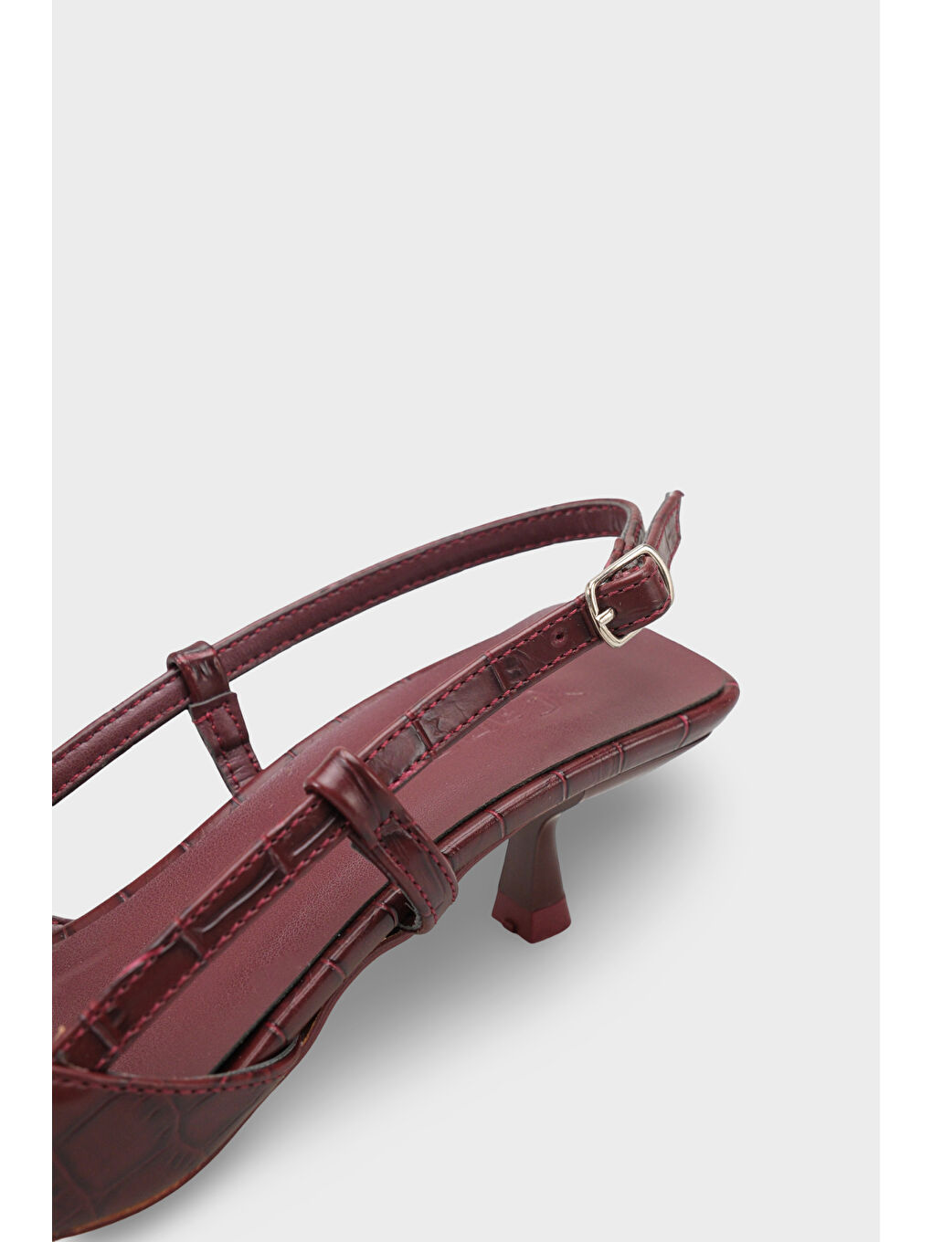 Bordo Vitoria Sivri Burunlu Orta Topuklu Arkası Kare Arkadan Bantlı Kadın Ayakkabı-3