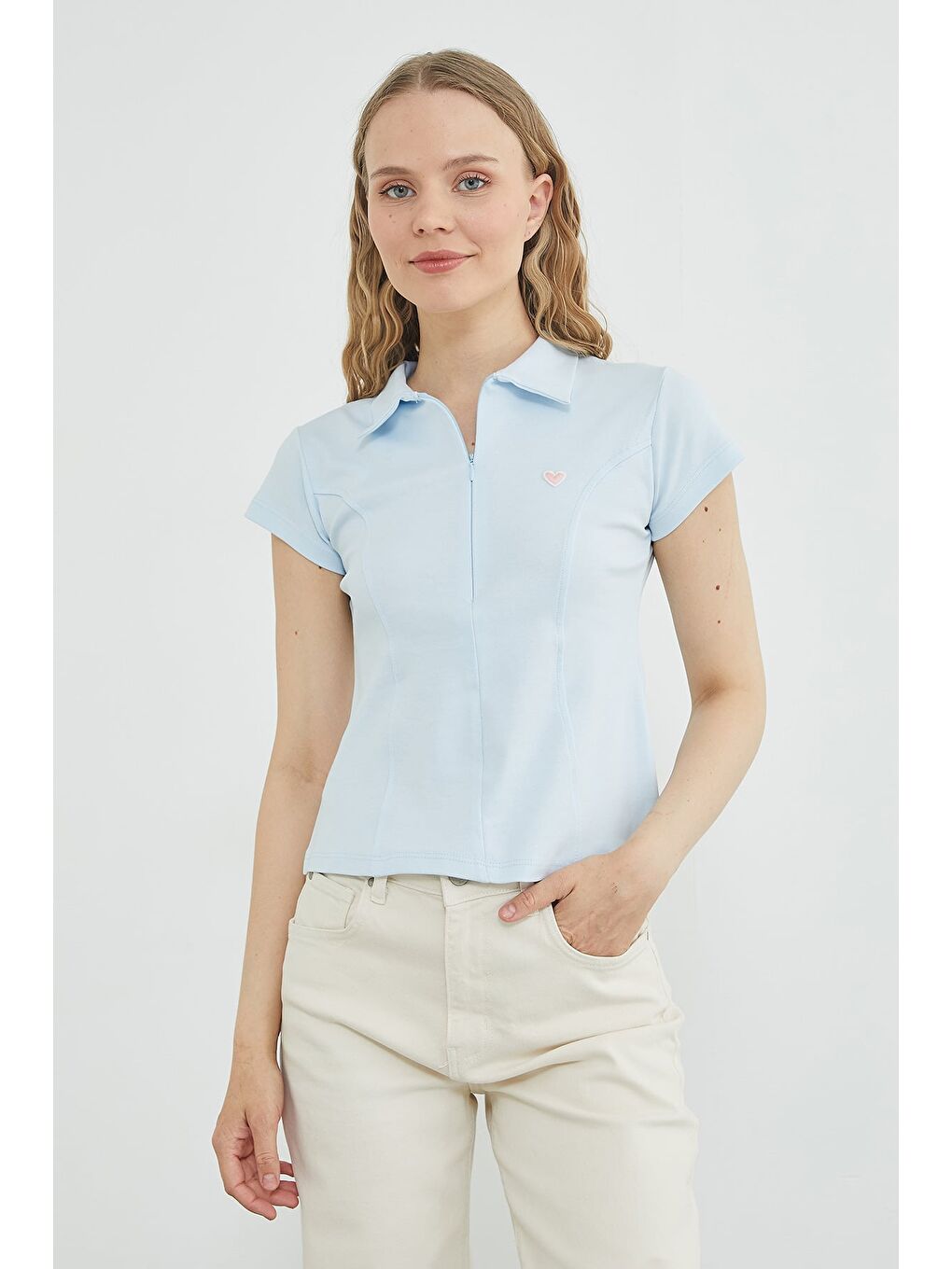 Mavi Kalp Nakışlı Yarım Fermuarlı Polo Yaka Slim Fit Tişört
