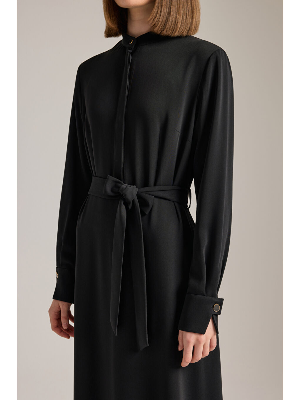 Siyah Hakim Yaka Dökümlü Elbise-4