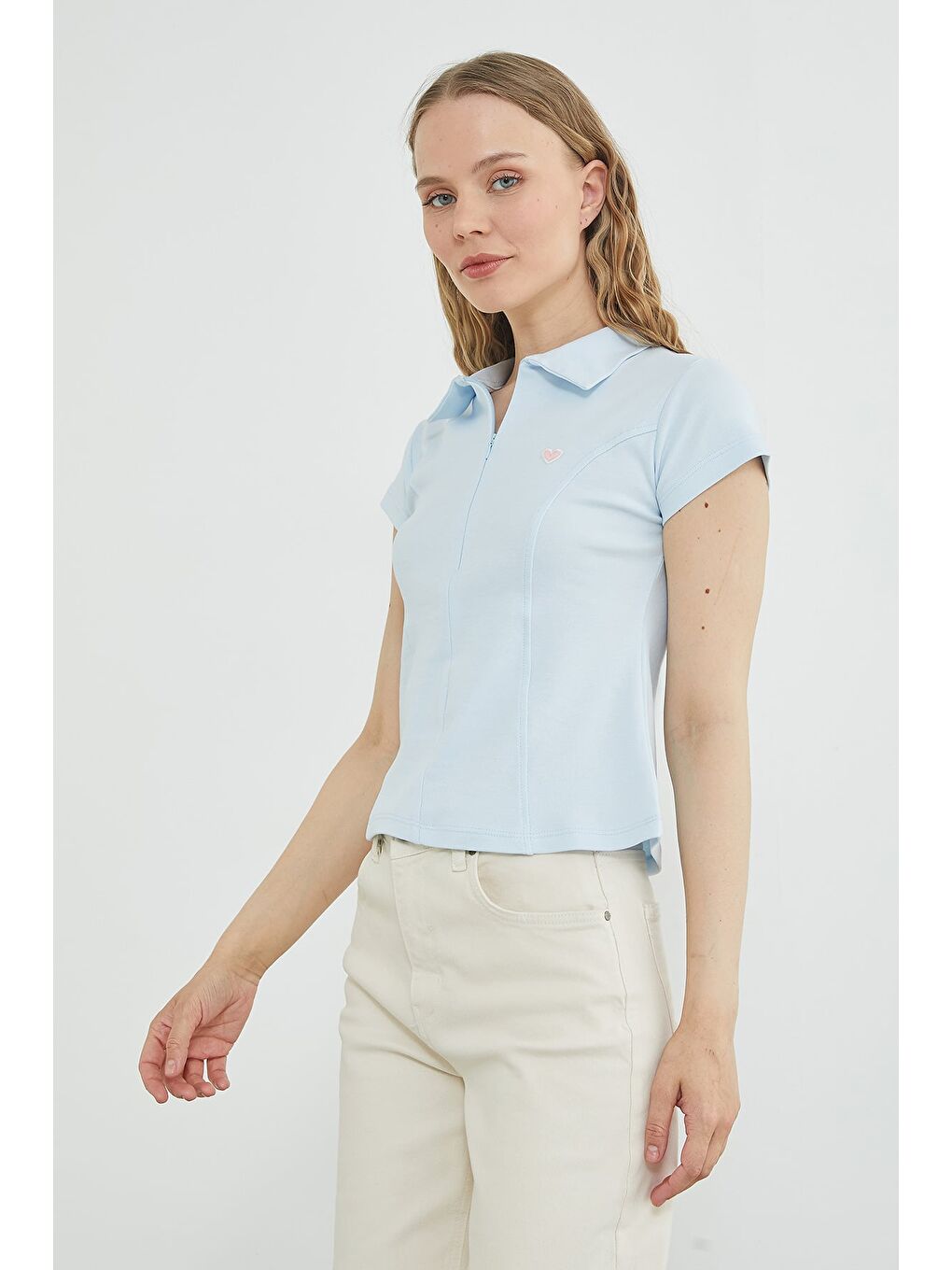 Mavi Kalp Nakışlı Yarım Fermuarlı Polo Yaka Slim Fit Tişört-1
