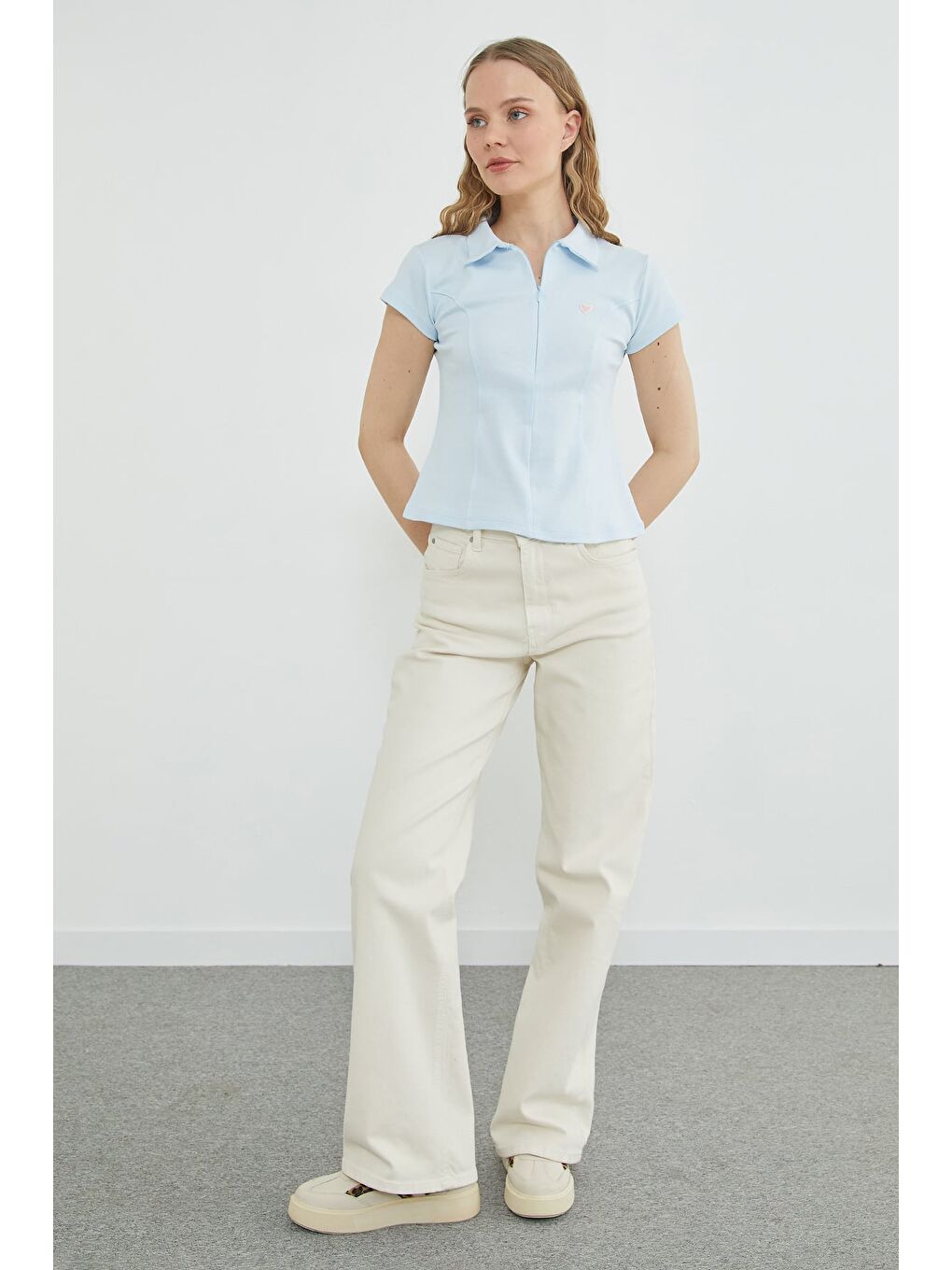Mavi Kalp Nakışlı Yarım Fermuarlı Polo Yaka Slim Fit Tişört-2