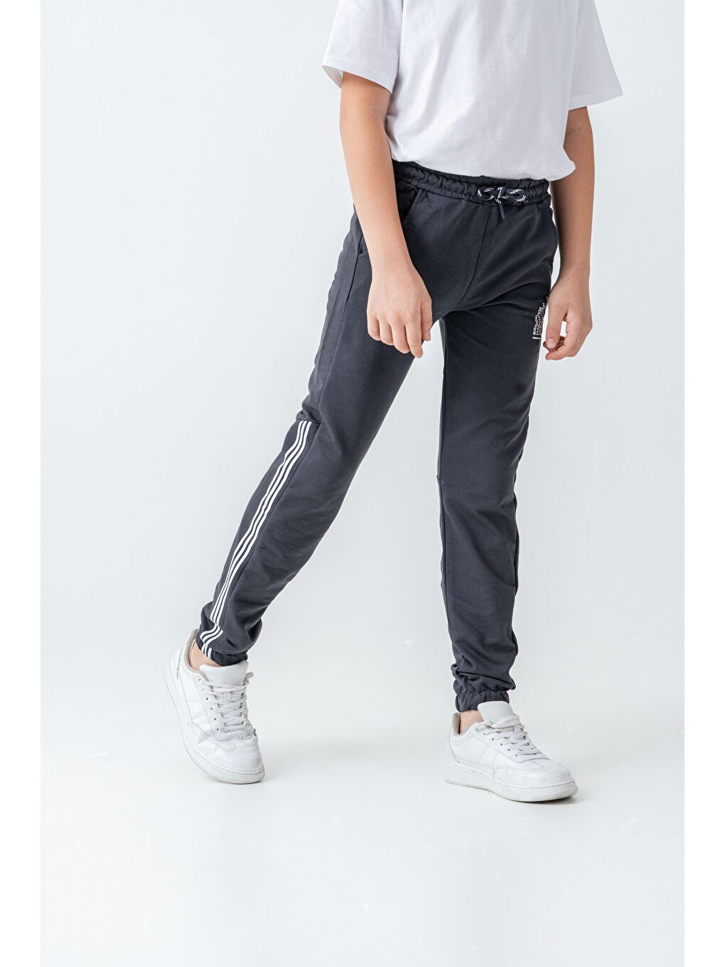 Gri Sağ Sol Yan Şerit Baskılı Sol Cep Alt Baskılı Erkek Çocuk Eşofman Altı-2