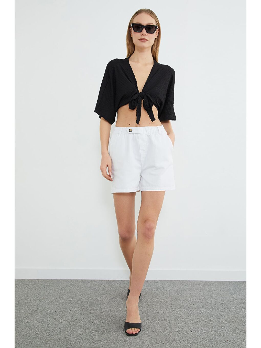 Siyah Önü Bağlamalı Bürümcük Kumaş Crop Bluz-3