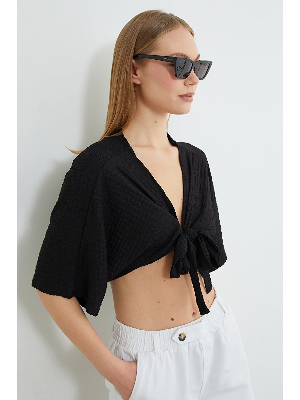 Siyah Önü Bağlamalı Bürümcük Kumaş Crop Bluz-4