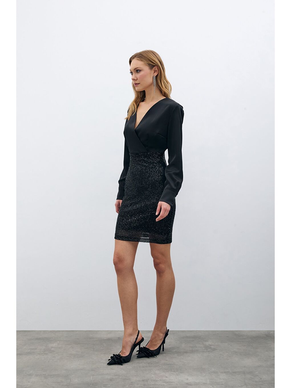 Payet Detaylı Saten Elbise - Siyah