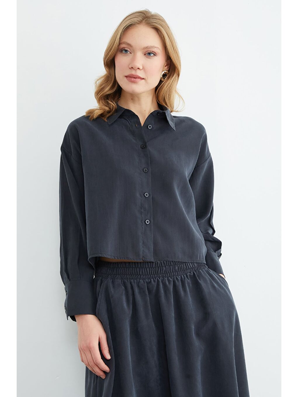 Gri Basic Düğmeli Salaş Crop Gömlek-1