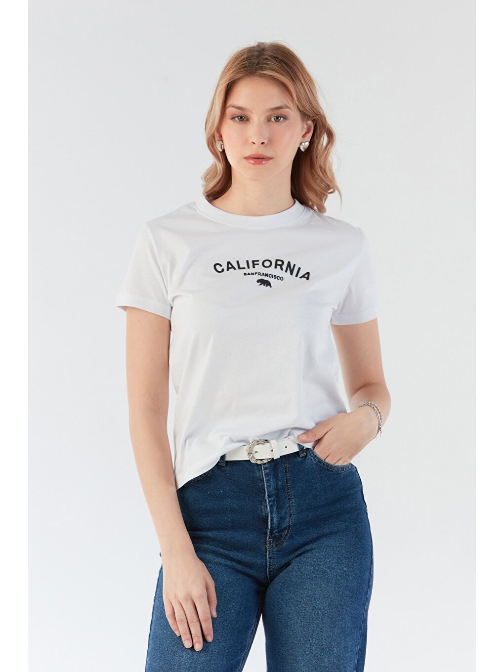 Beyaz California Kabartma Baskılı Bisiklet Yaka Tişört