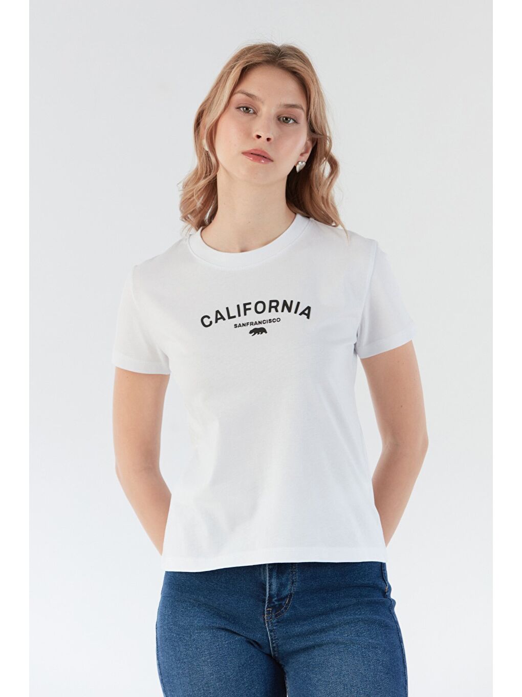 Beyaz California Kabartma Baskılı Bisiklet Yaka Tişört-1