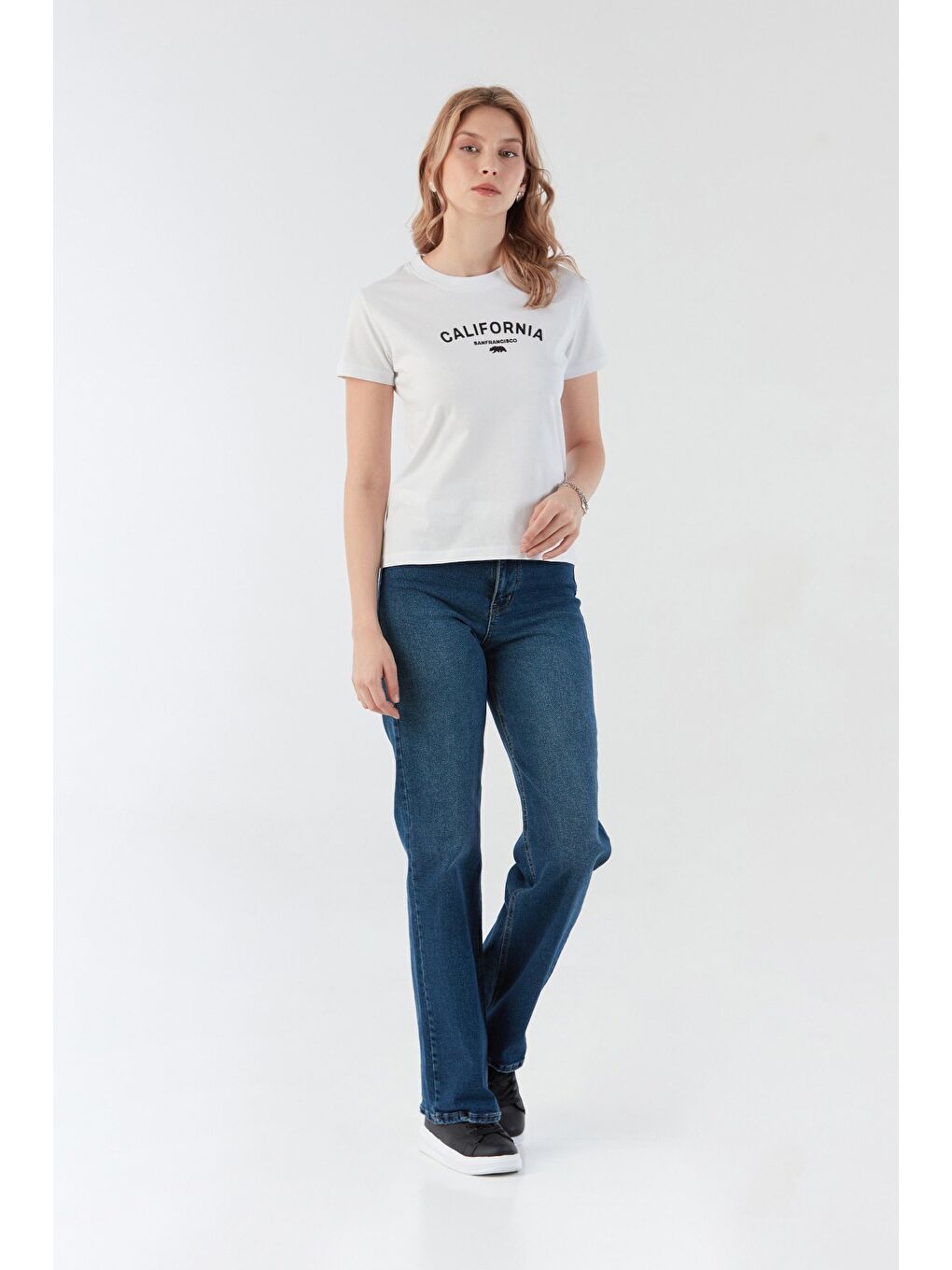 Beyaz California Kabartma Baskılı Bisiklet Yaka Tişört-3
