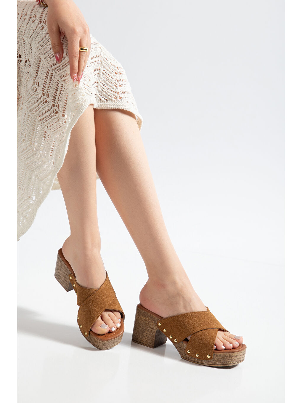 Kahverengi Vanna Kadın Zımba Detaylı Çapraz Dolgu Topuklu Terlik-1