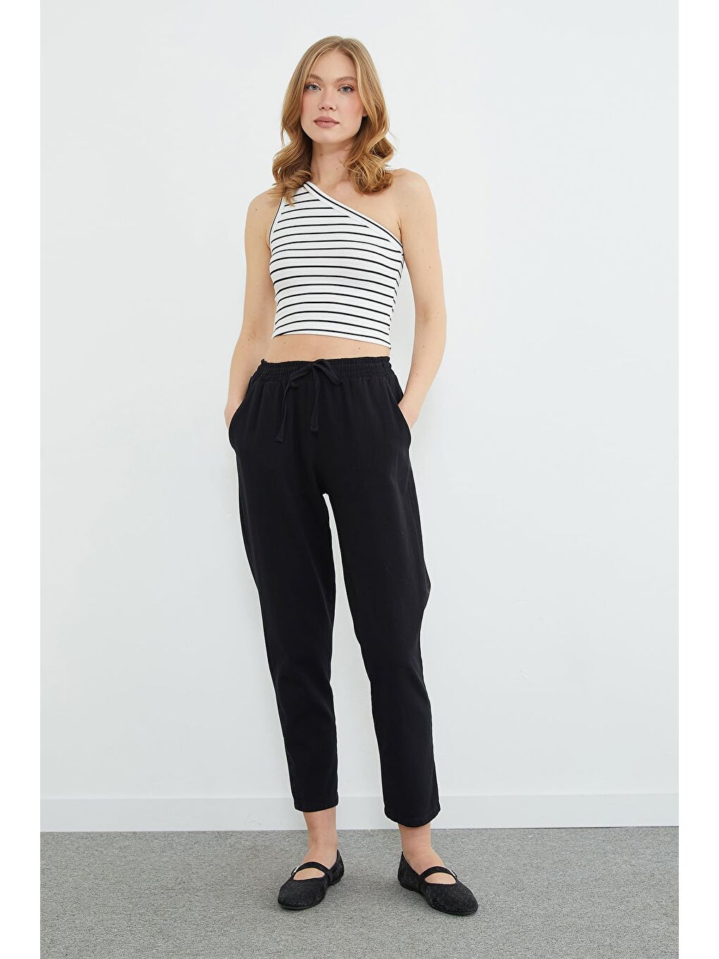 Siyah Beli Bağlamalı Cepli Gabardin Pantolon-1