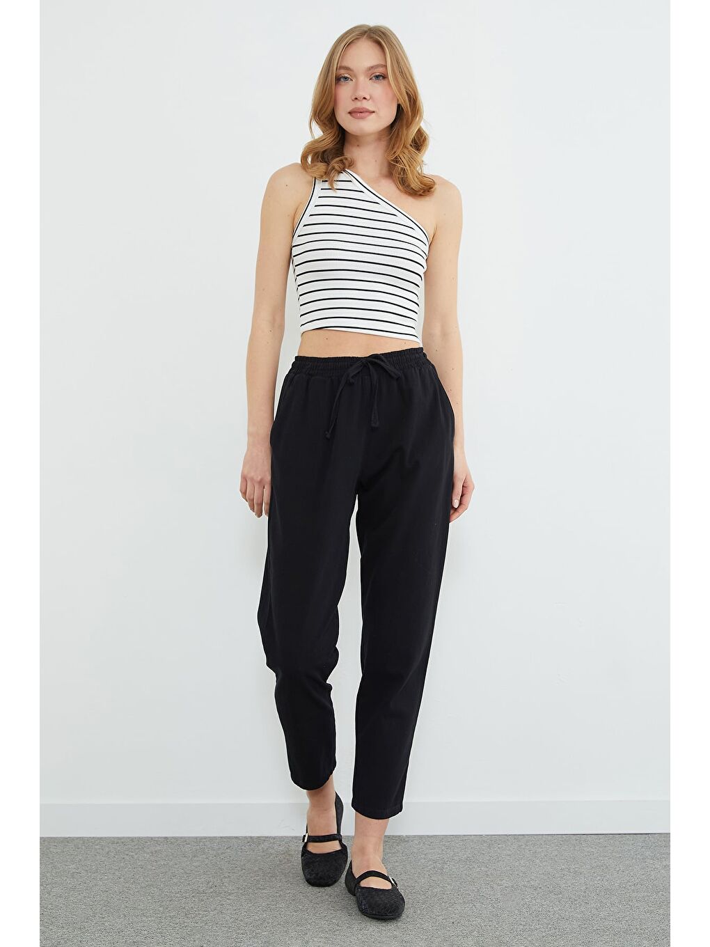 Siyah Beli Bağlamalı Cepli Gabardin Pantolon-2
