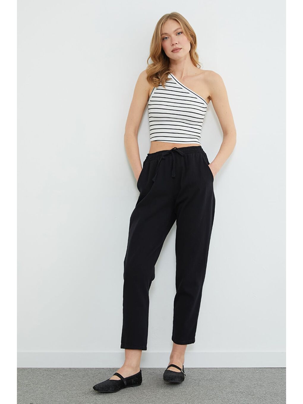 Siyah Beli Bağlamalı Cepli Gabardin Pantolon-3