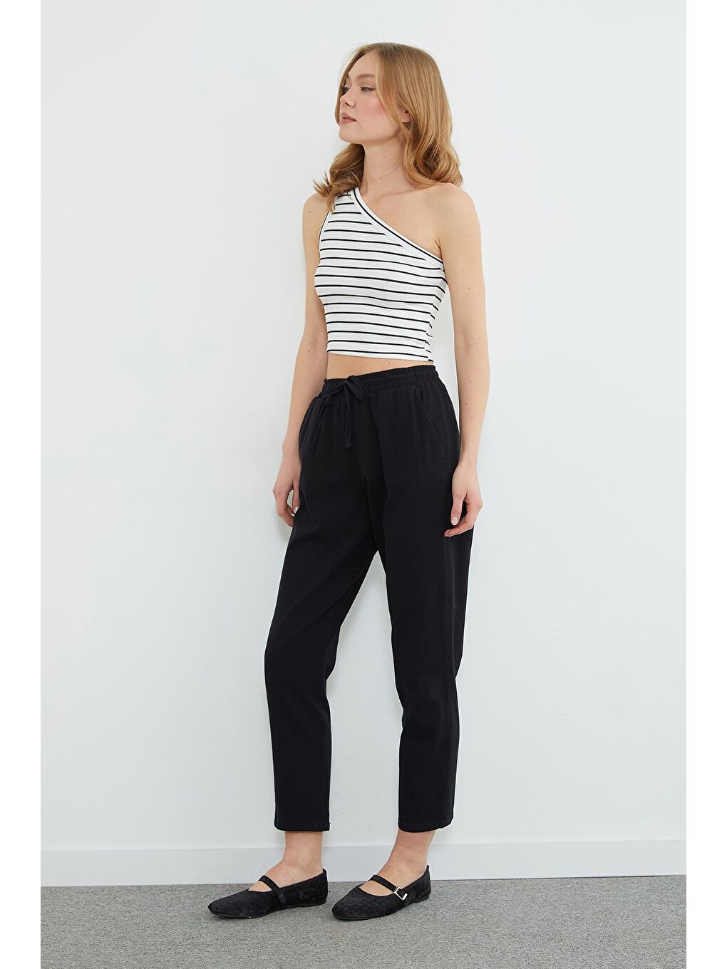 Siyah Beli Bağlamalı Cepli Gabardin Pantolon-4