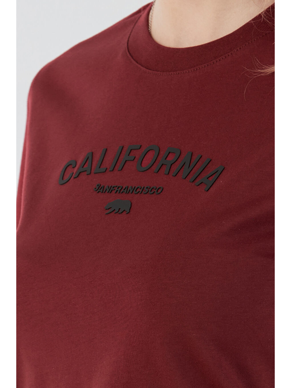 Bordo California Kabartma Baskılı Bisiklet Yaka Tişört-4