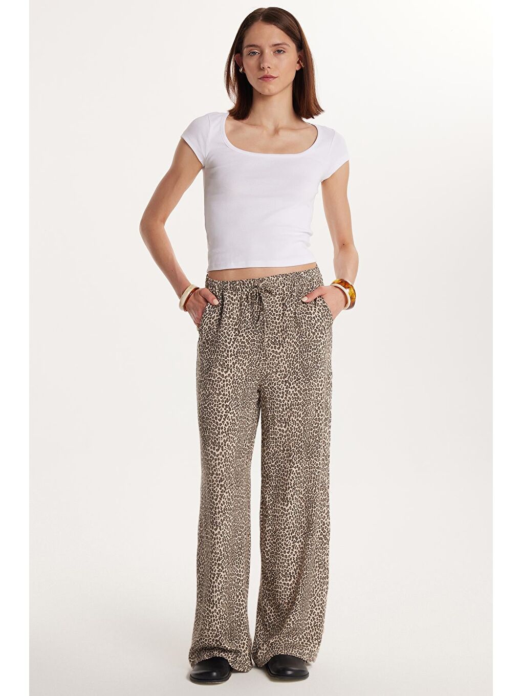 Bej Kadın Relax Fit Rahat Kesim Beli Lastikli Bağcıklı Baskılı Viskon Pantolon-1