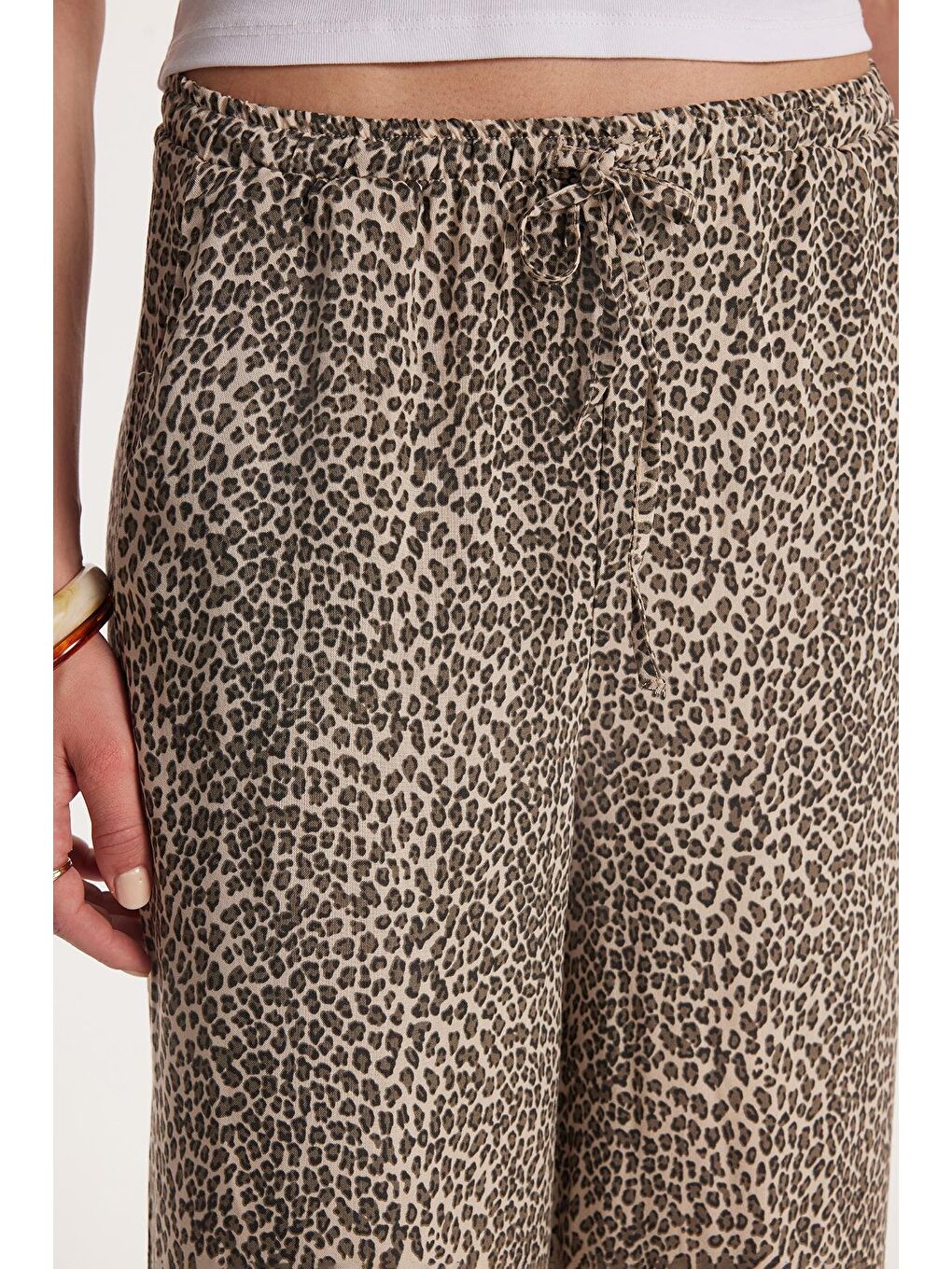 Bej Kadın Relax Fit Rahat Kesim Beli Lastikli Bağcıklı Baskılı Viskon Pantolon-2