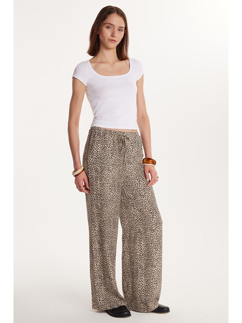 Bej Kadın Relax Fit Rahat Kesim Beli Lastikli Bağcıklı Baskılı Viskon Pantolon-3