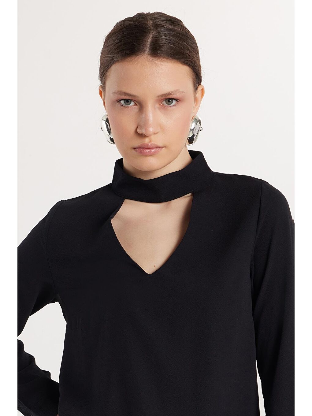 Kadın Standart Fit Choker Yaka Siyah Bluz-1