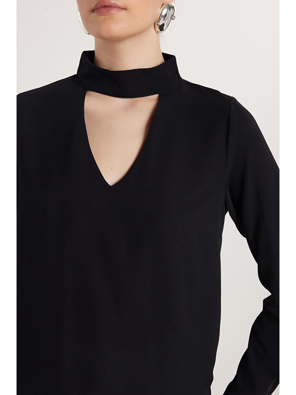Kadın Standart Fit Choker Yaka Siyah Bluz-3