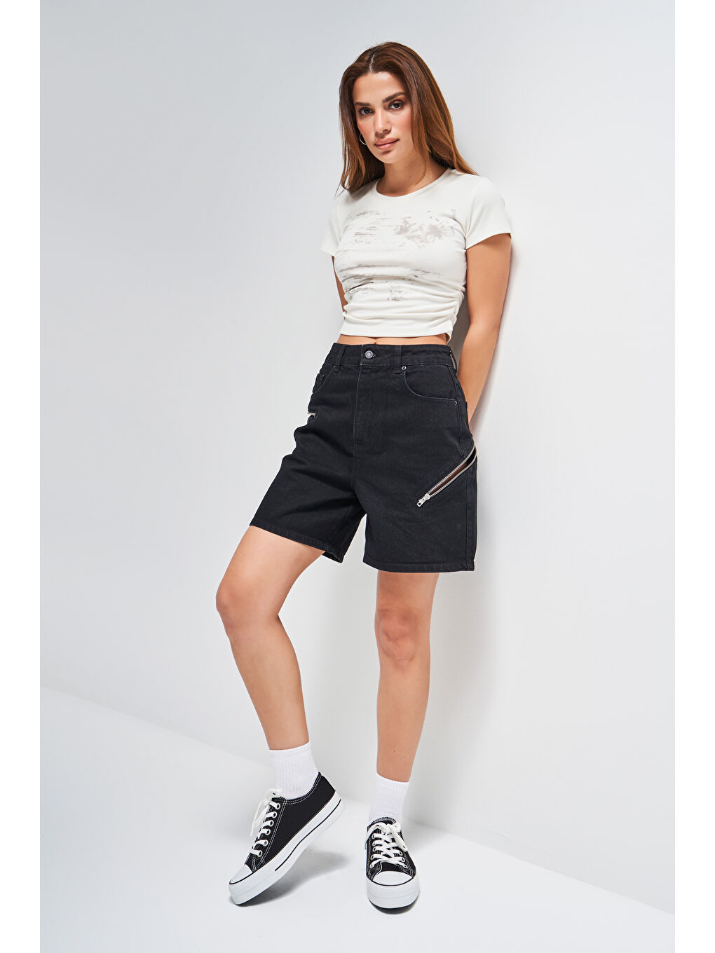 Kadın Siyah Renk 1s5 1 Mom Fit Midi Boy Fermuar Detaylı  100 Pamuk Tasarım Denim şort-1