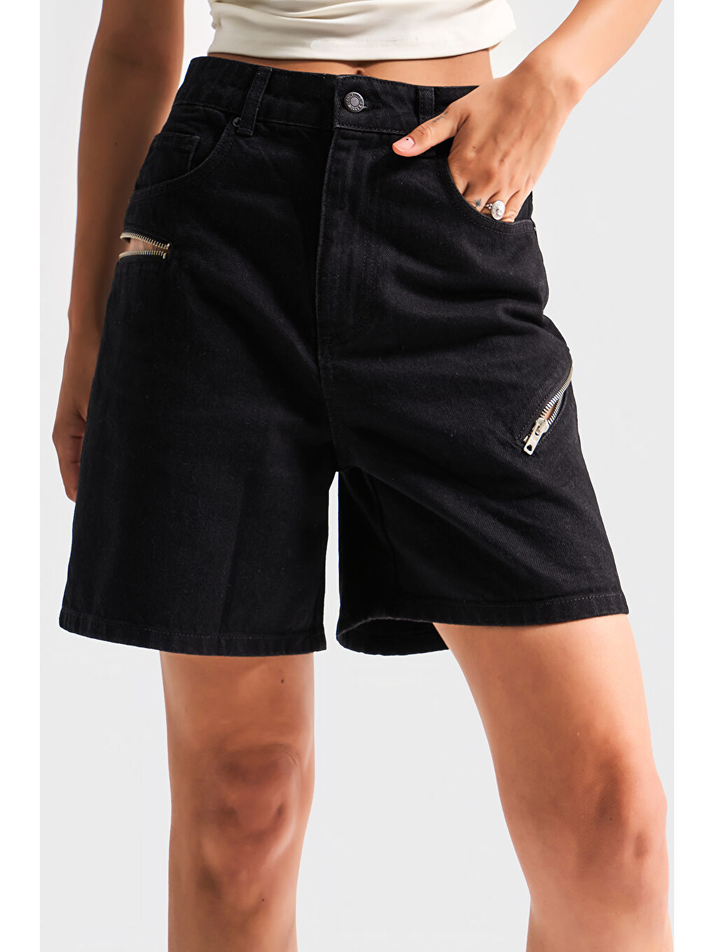 Kadın Siyah Renk 1s5 1 Mom Fit Midi Boy Fermuar Detaylı  100 Pamuk Tasarım Denim şort-4