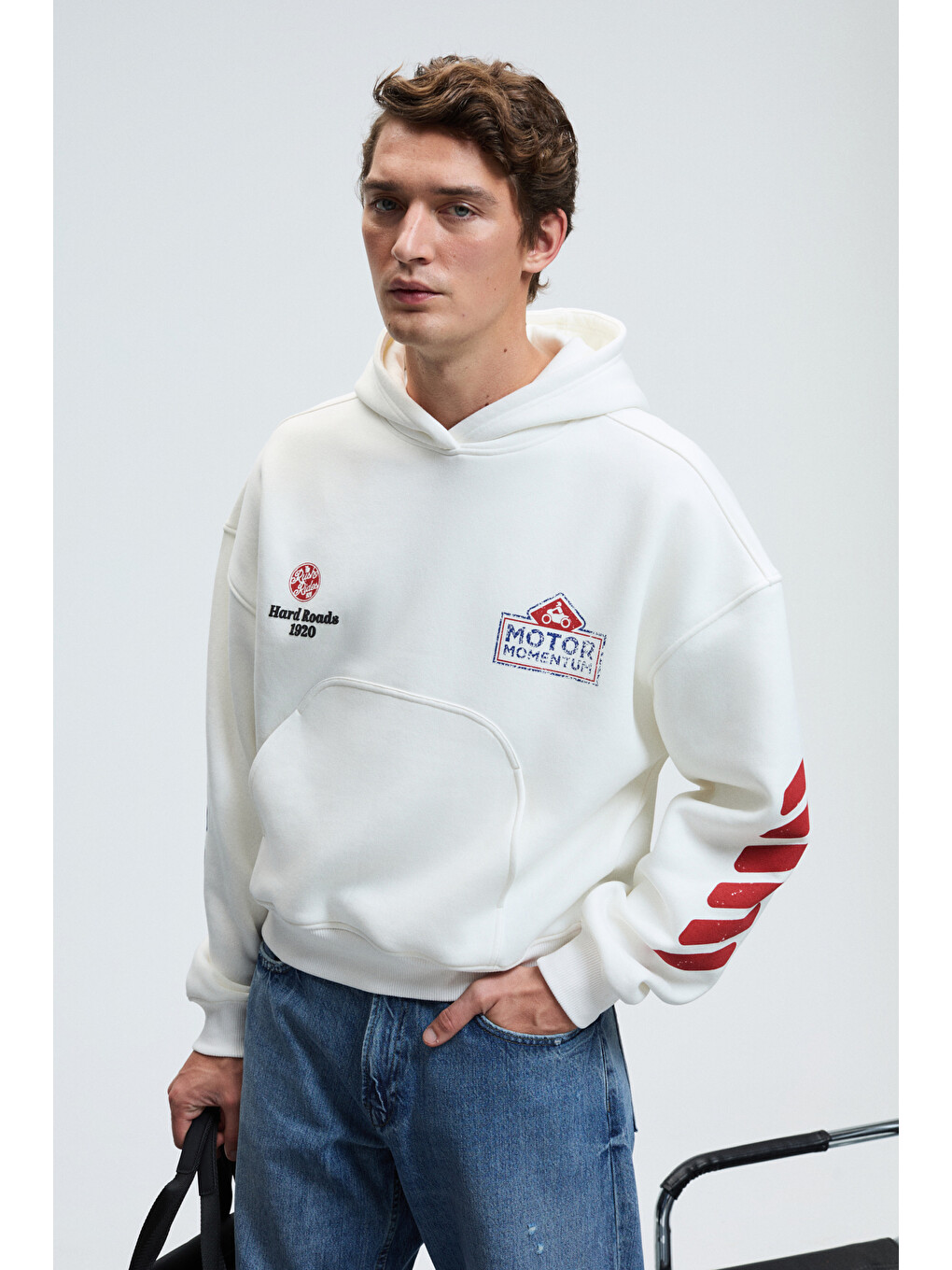 Erkek Kapüşonlu Kanguru Cepli Kolları Ve Sırtı Baskılı Relaxed Fit Beyaz Sweatshirt-2