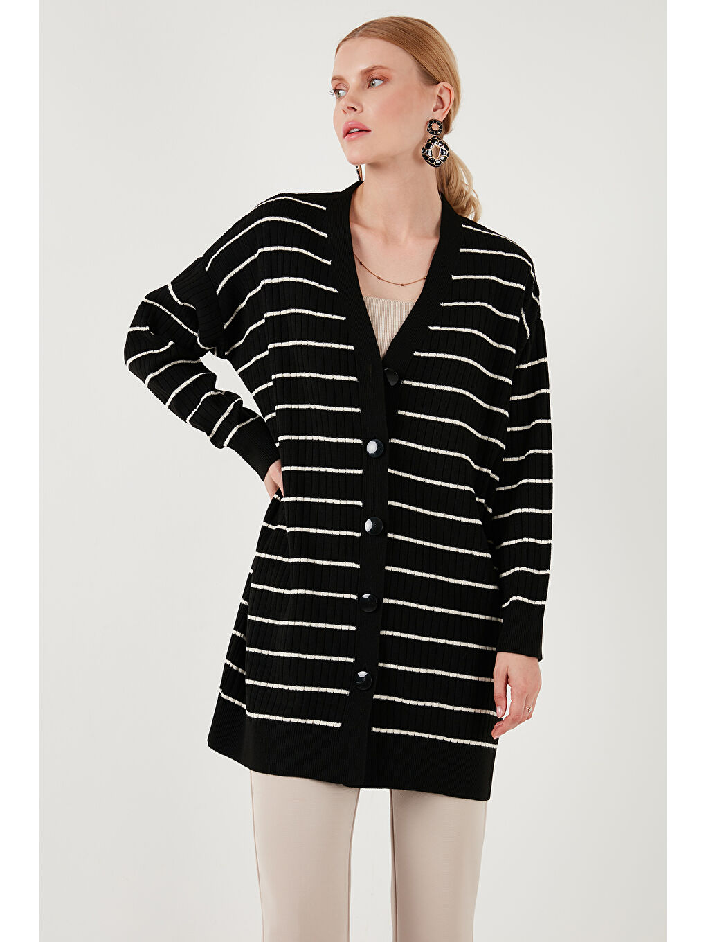 Ekru V Yaka Düğmeli Triko Kadın Hırka 4616137-2