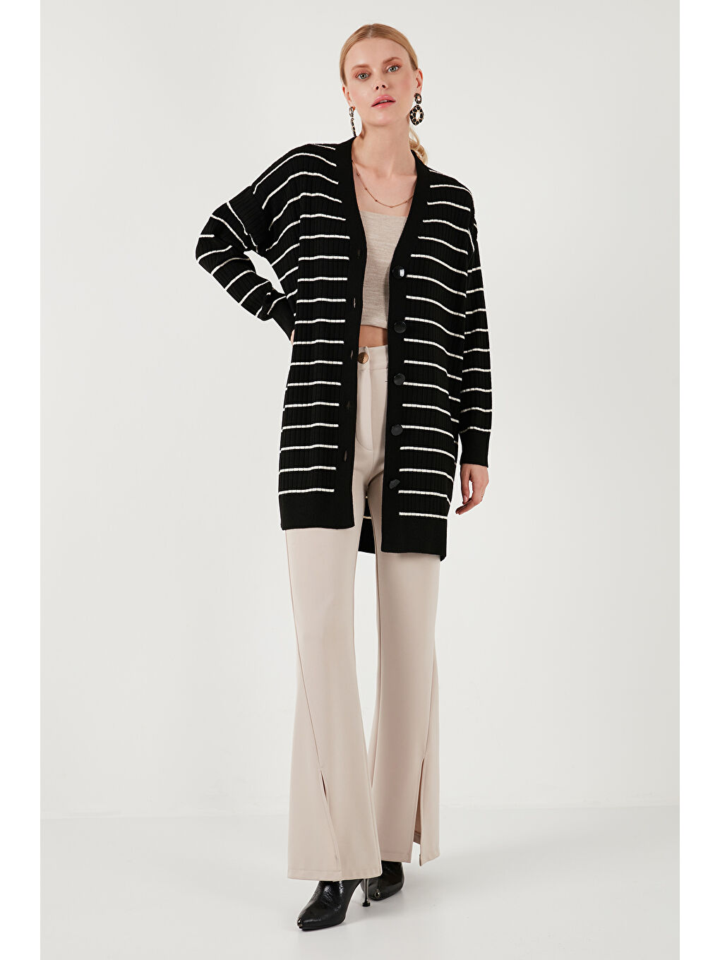 Ekru V Yaka Düğmeli Triko Kadın Hırka 4616137-3