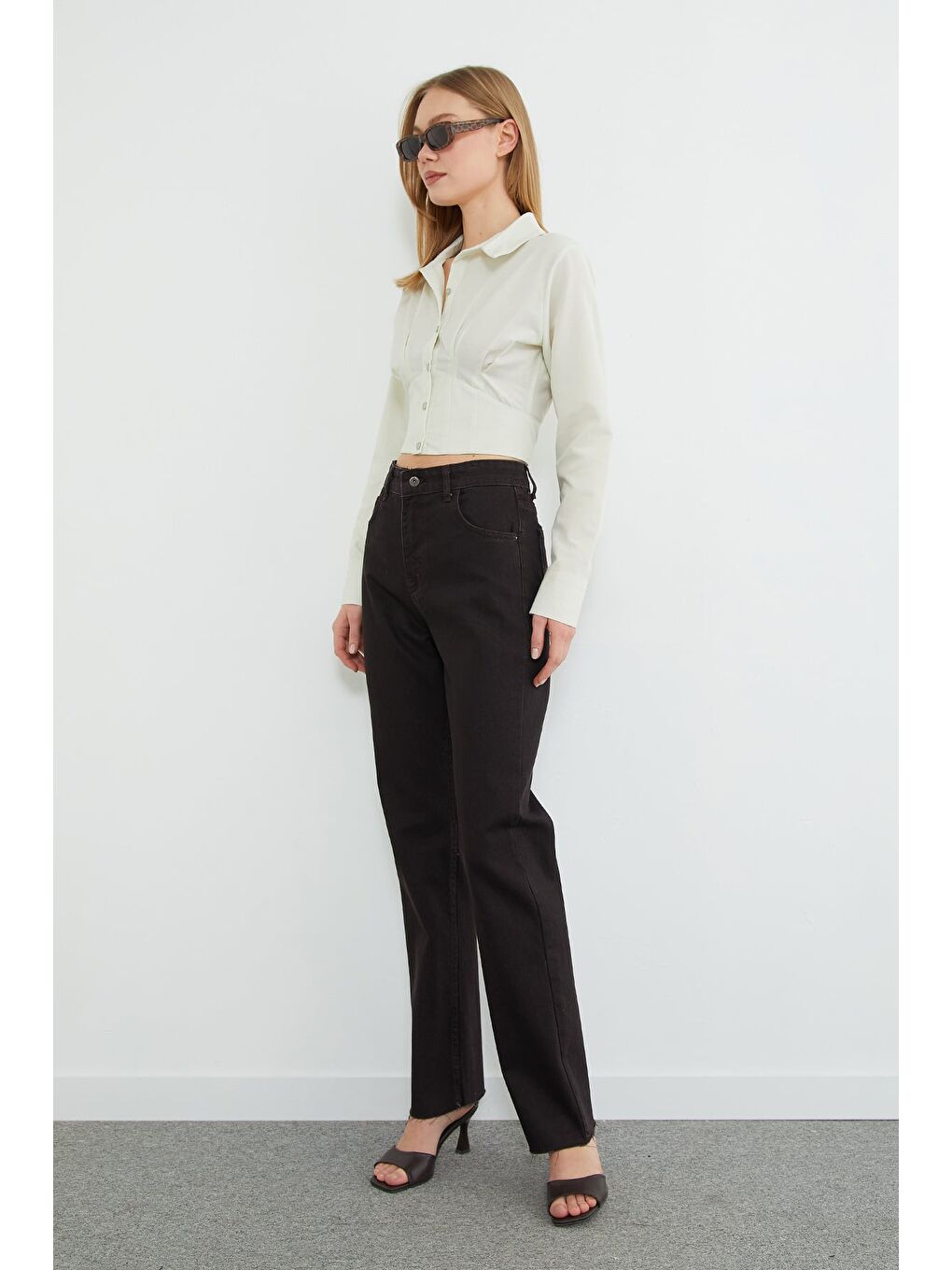 Kahverengi Fermuarlı Kesik Paça Jean-1