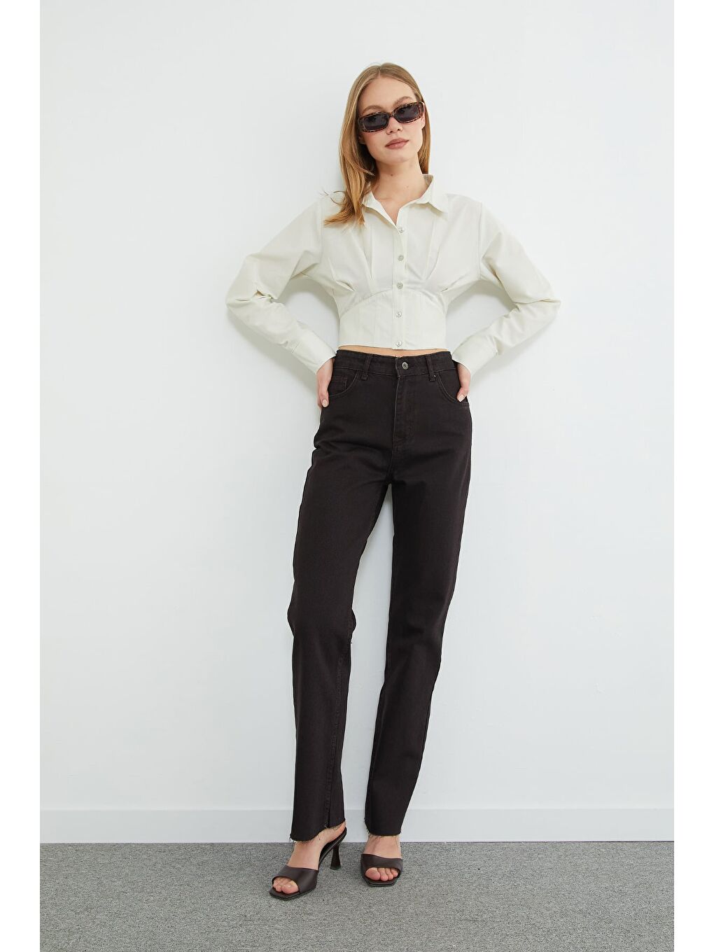 Kahverengi Fermuarlı Kesik Paça Jean-2