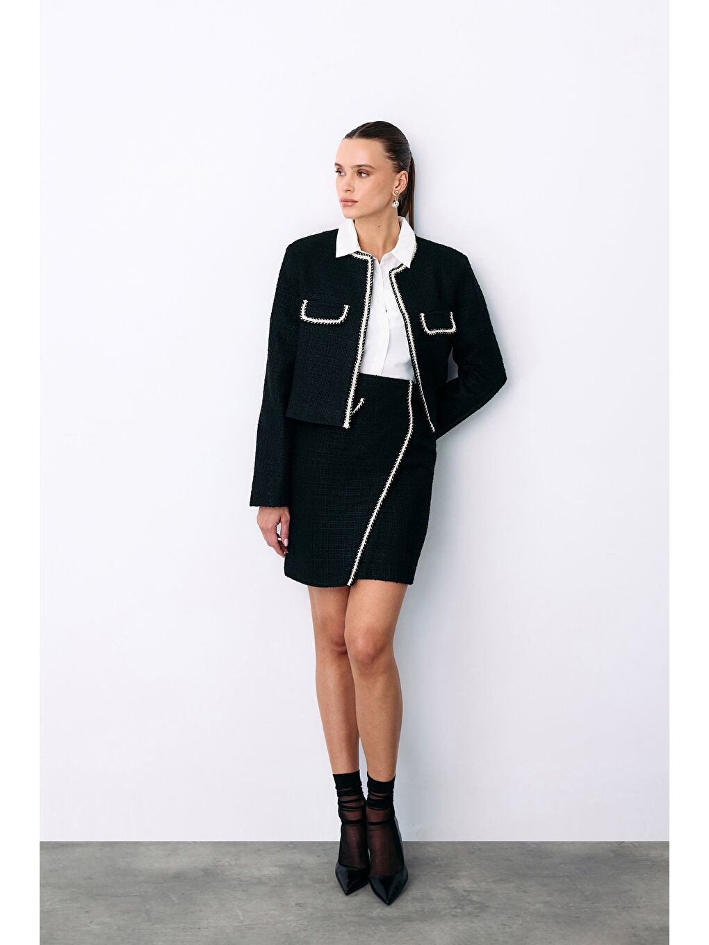 Kruvaze Süs Cepli Kısa Etek - Siyah