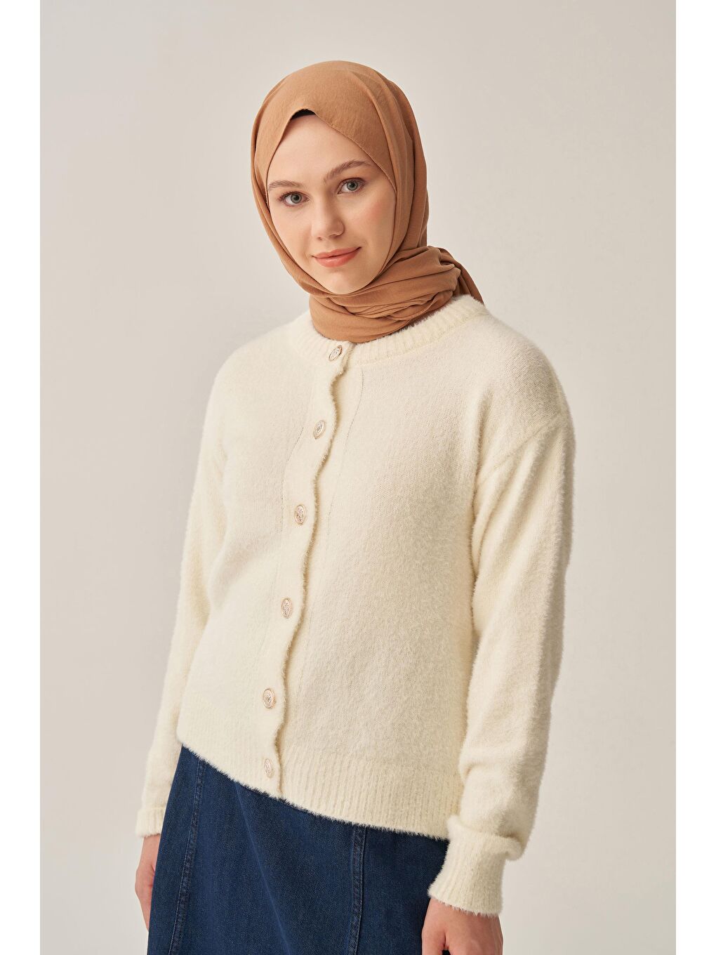 Ekru-Yumuşak Dokulu Dügmeli Hırka