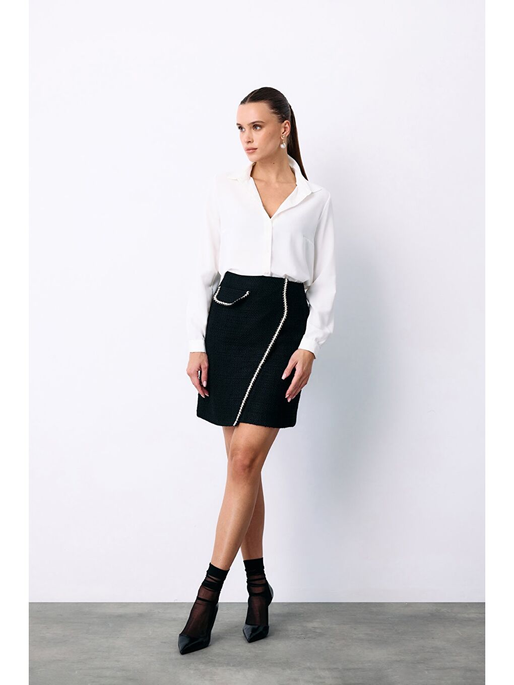 Kruvaze Süs Cepli Kısa Etek - Siyah-1