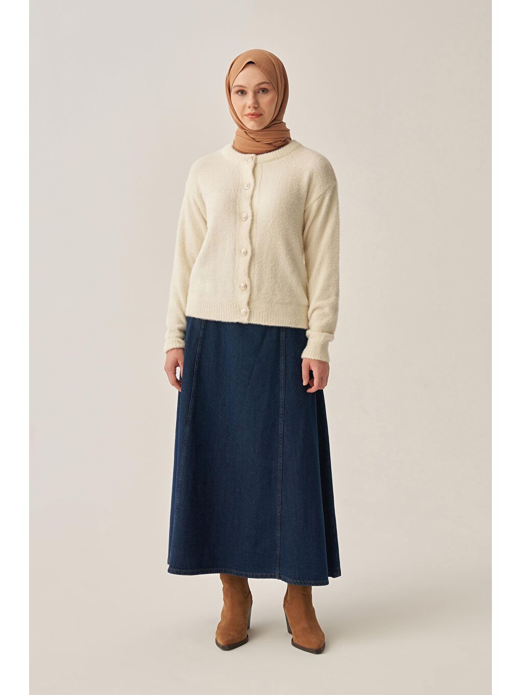 Ekru-Yumuşak Dokulu Dügmeli Hırka-1