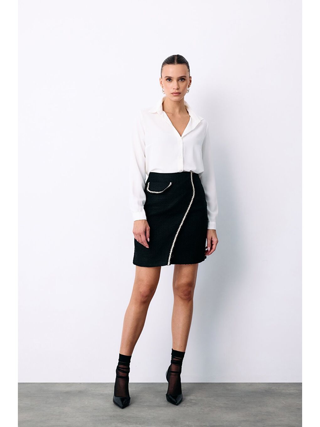 Kruvaze Süs Cepli Kısa Etek - Siyah-2